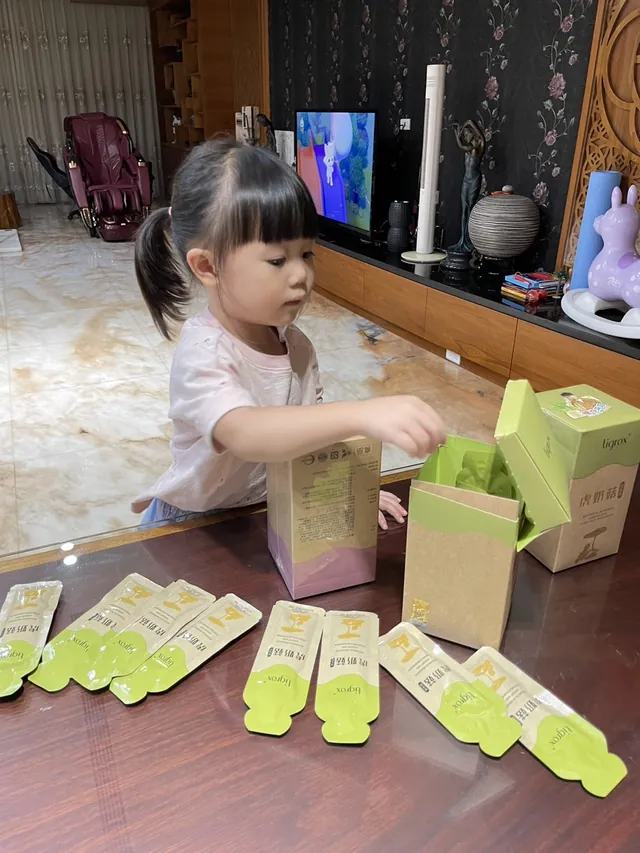 孩子與桌上的虎奶菇養氣飲