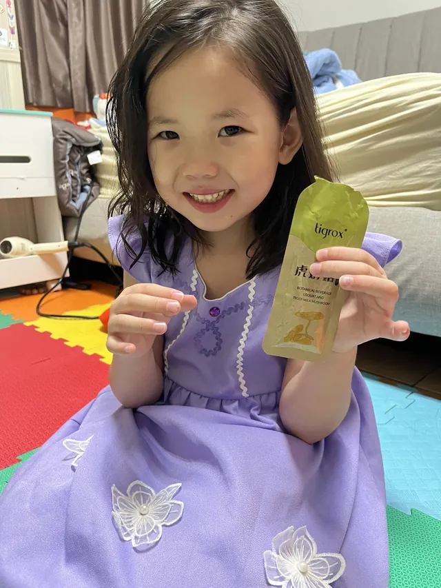 孩子手持虎奶菇養氣飲即飲包
