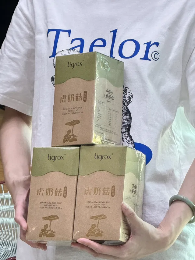 顧客手持三盒虎奶菇養氣飲